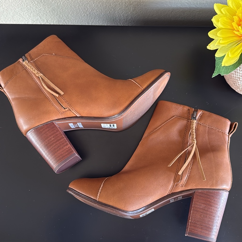 Tom’s Vegan Ankle Boots - Picture 6 of 12